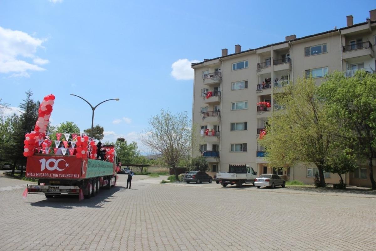 23 Nisan coşkusu Korona vir&uuml;s&uuml; sebebi ile &Ccedil;ayırhan da balkonlarda yaşandı