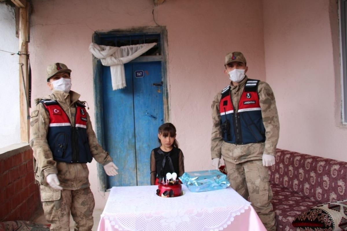 Jandarma&rsquo;dan Elif Nisa&rsquo;ya s&uuml;rpriz doğum g&uuml;n&uuml; kutlaması