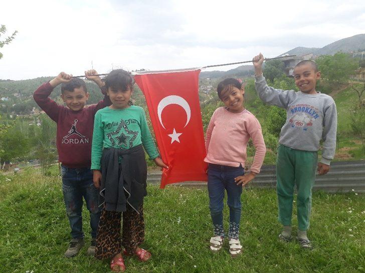 Köy çocuklarının 23 Nisan kutlaması G2