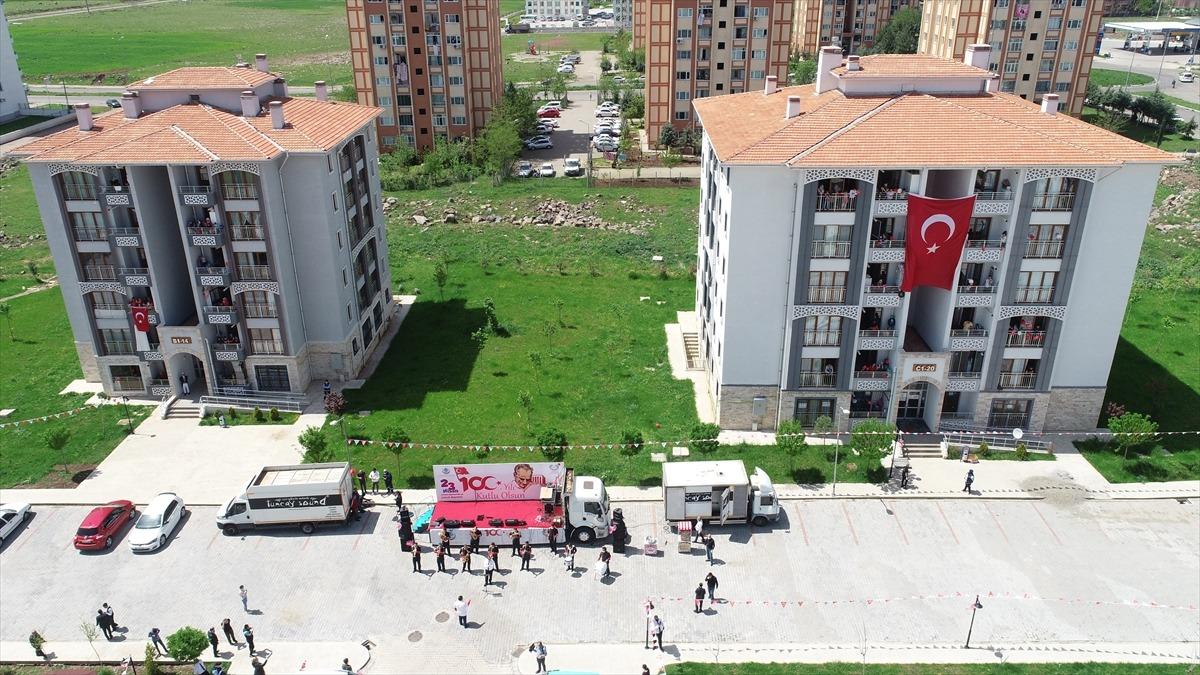 Diyarbakırlı &ccedil;ocuklar evlerinin balkonunda bayram coşkusu yaşadı