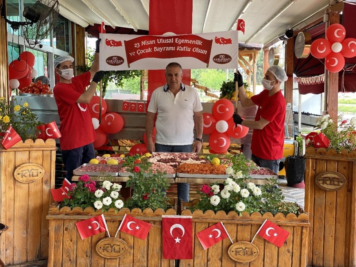 Sokağa &ccedil;ıkamayan &ccedil;ocuklar i&ccedil;in balon u&ccedil;urdu