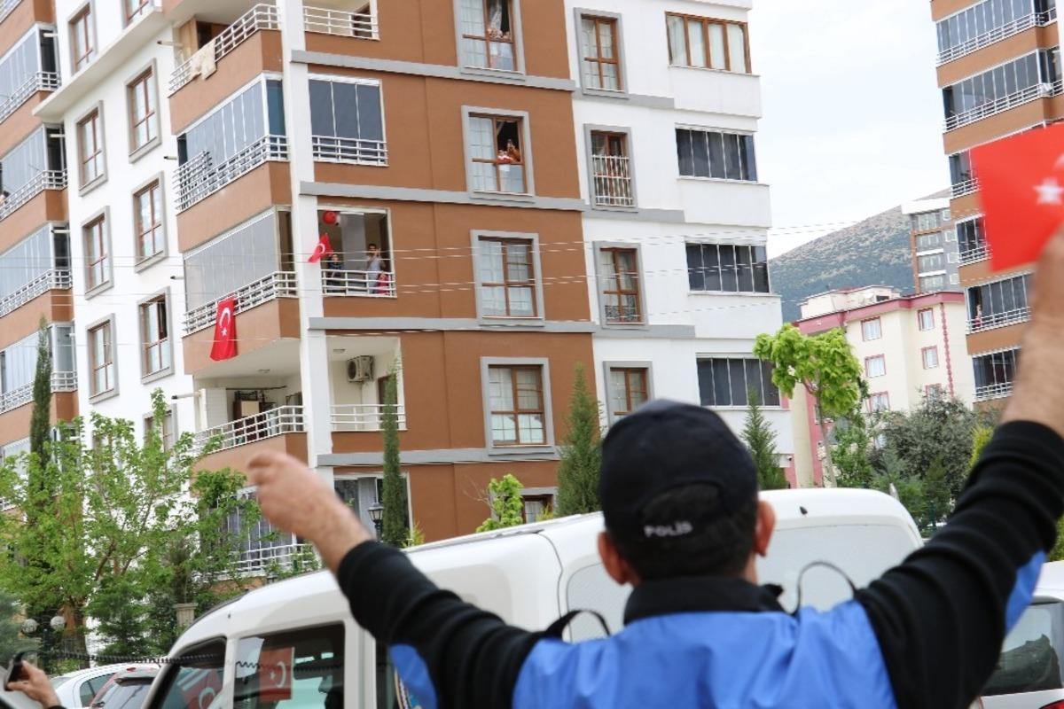 Polisler, balkon ve pencerelerdeki &ccedil;ocukların bayramını kutladı