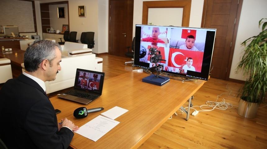 &Ccedil;ift&ccedil;i, &ccedil;ocukların coşkusuna video konferansla ortak oldu
