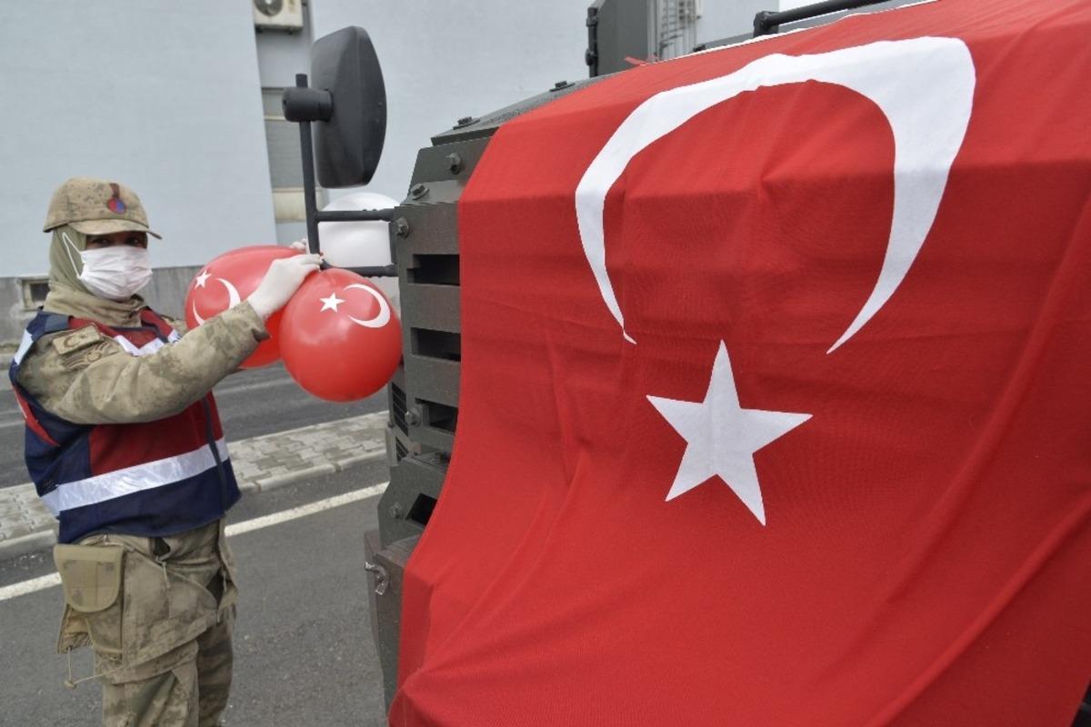 Mehmet&ccedil;ik k&ouml;y k&ouml;y gezerek &ccedil;ocukların bayramını kutladı