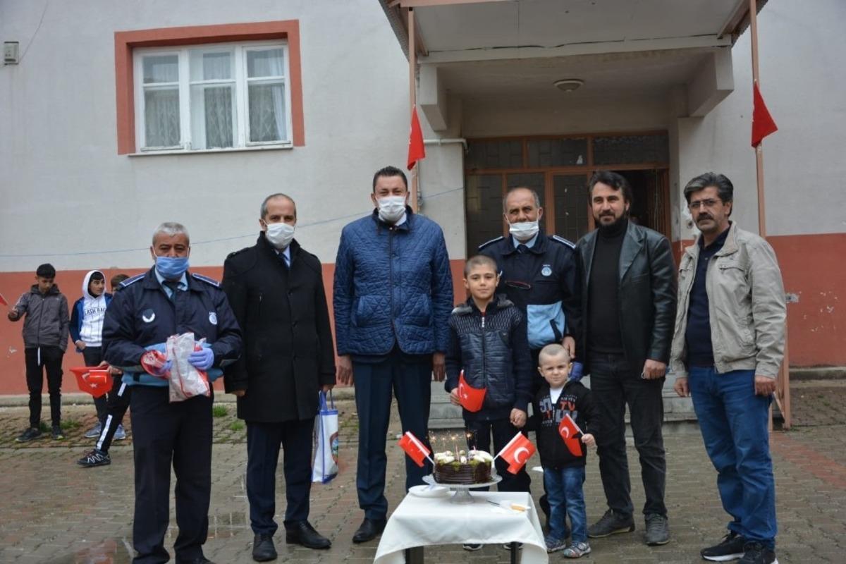 Balkonlarda 23 Nisan coşkusu