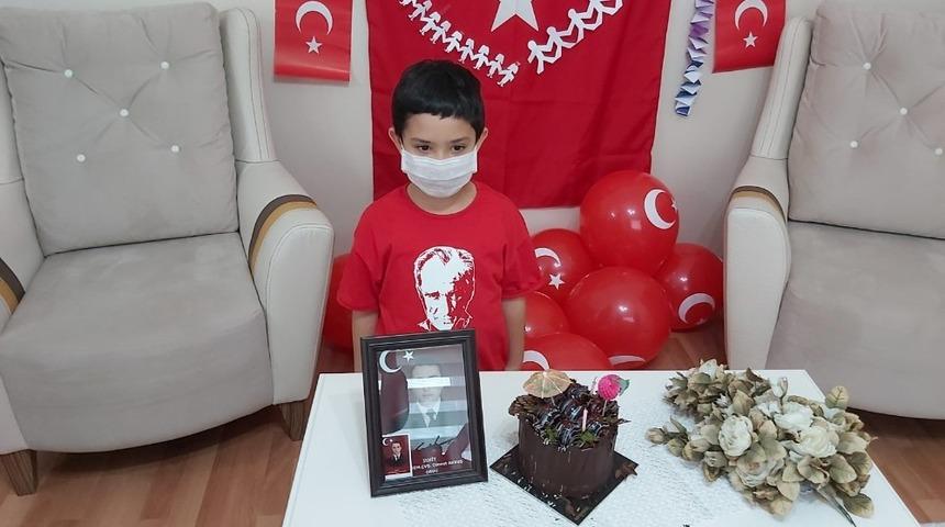 Şehit &ccedil;ocuğuna s&uuml;rpriz doğum g&uuml;n&uuml; kutlaması