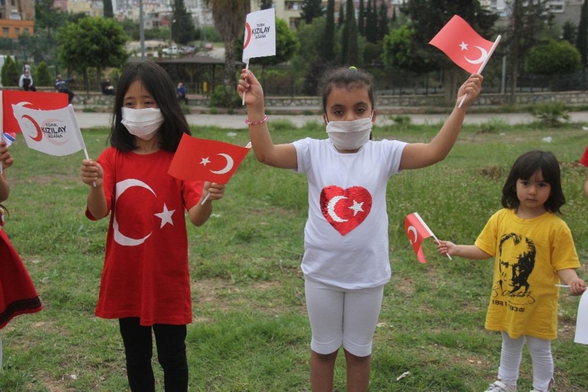Kızılay&rsquo;dan 100 &ccedil;ocuğa &ccedil;i&ccedil;ek ve oyuncak