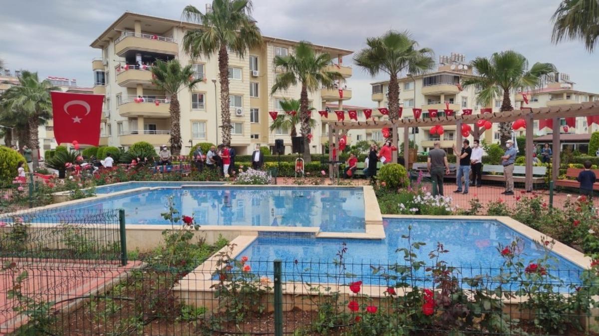 Osmaniye&rsquo;de &ccedil;ocuklar 23 Nisan&rsquo;ı evlerinin balkonlarında kutladı