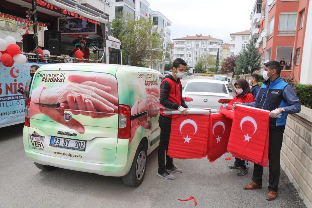 Elazığ&rsquo;da Vefa ekipleri, &ccedil;ocuklara bayrak dağıttı