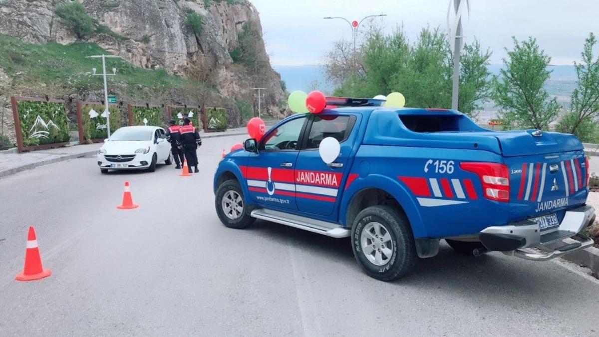 Mehmet&ccedil;ik, ara&ccedil;larını s&uuml;sledi &ccedil;ocukları sevindirdi