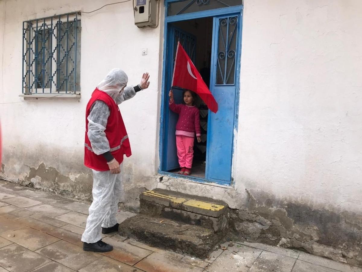 Evde kalan miniklere oyuncak s&uuml;rprizi