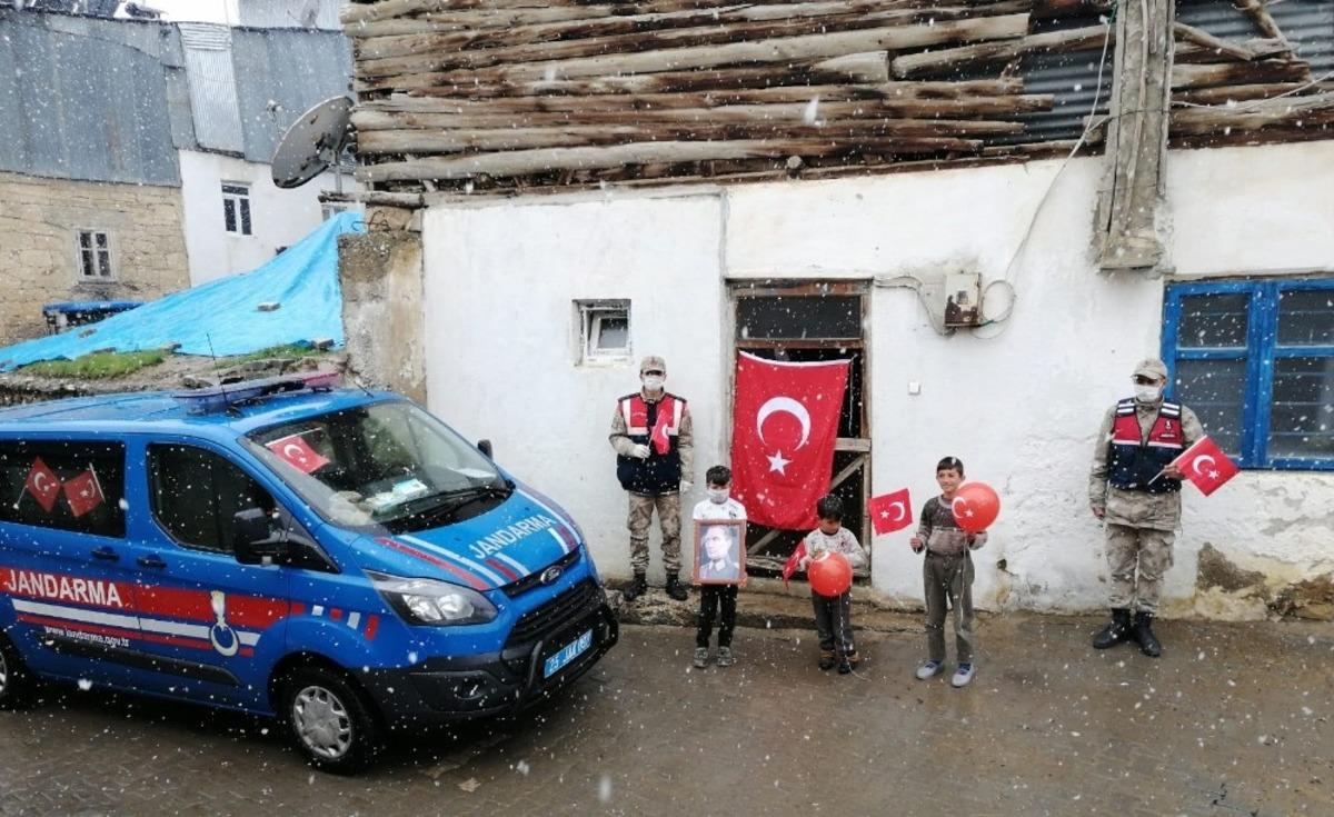 Jandarma devriye ara&ccedil;larından &ccedil;ocuklara şiir okuttu