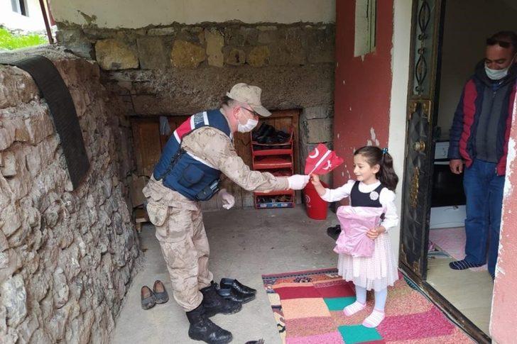 Jandarma devriye araçlarından çocuklara şiir okuttu G2