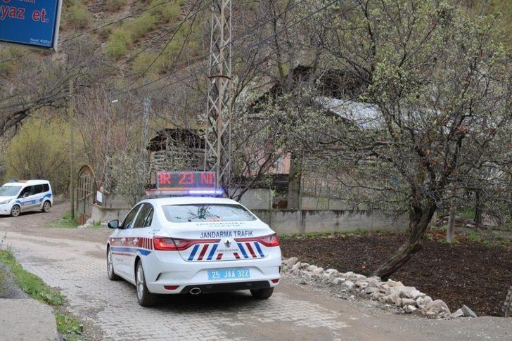 Jandarma devriye araçlarından çocuklara şiir okuttu G3