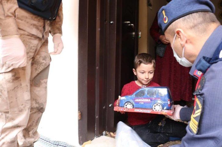 Jandarma devriye araçlarından çocuklara şiir okuttu G4