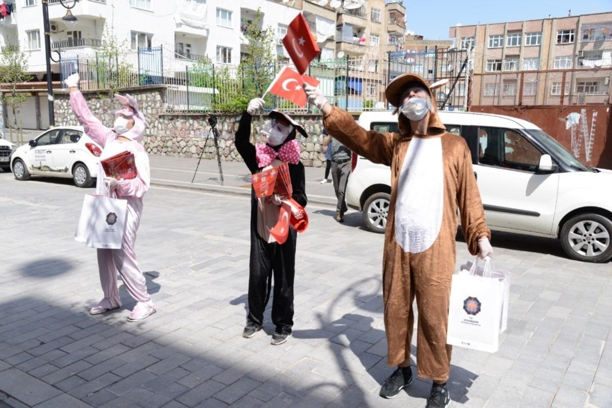 B&uuml;y&uuml;kşehir Belediyesi kapı kapı gezerek &ccedil;ocukların bayramlarını kutladı