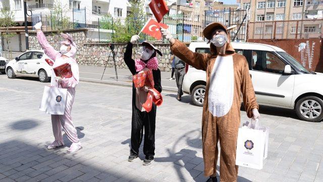 Büyükşehir Belediyesi kapı kapı gezerek çocukların bayramlarını kutladı