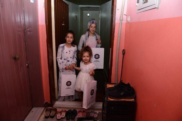 Büyükşehir Belediyesi kapı kapı gezerek çocukların bayramlarını kutladı G3