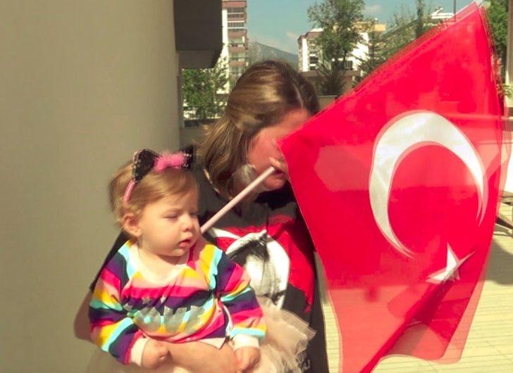 Polisler teslim etti! Minik Efe'nin hediyesi annesini gözyaşlarına boğdu G5