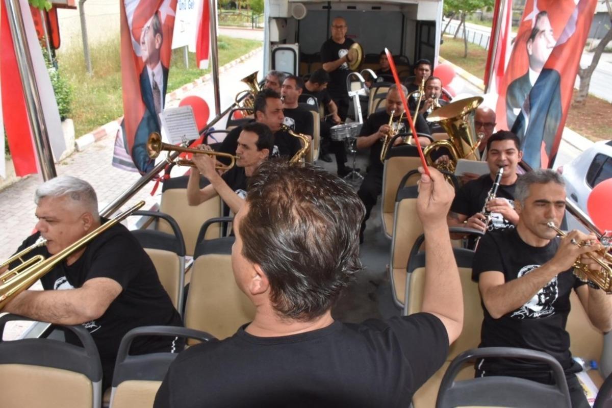 Tarsus Belediye Bandosu, caddelerde 23 Nisan coşkusu yaşattı