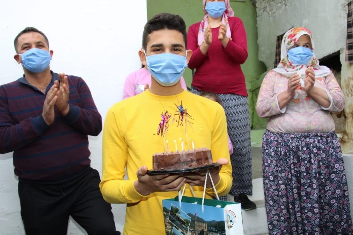 Başkan Kaplan ve Arıkoğlu&rsquo;ndan 23 Nisan&rsquo;da doğum g&uuml;n&uuml; s&uuml;rprizi