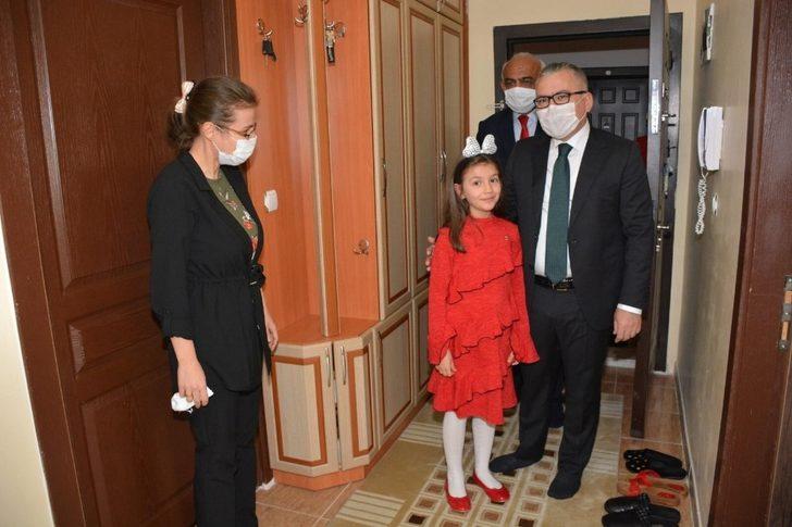 Niğde Valisi Şimşek, çocukların bayramını kutladı G3