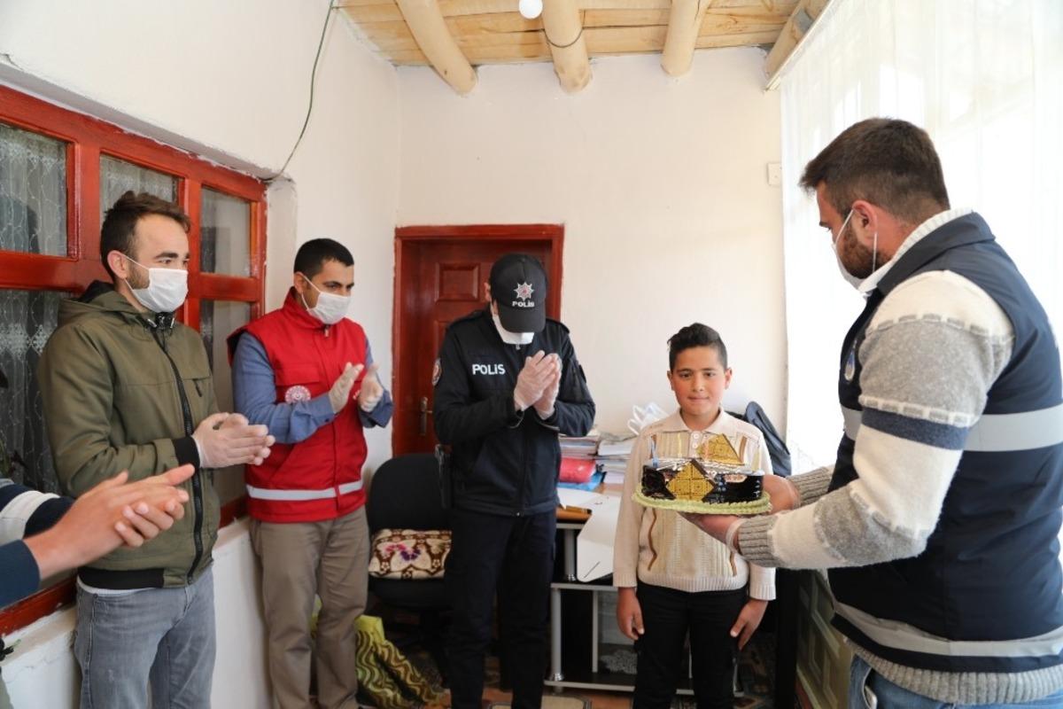 Başkale&rsquo;de &ccedil;ocuklara 23 Nisan s&uuml;rprizi