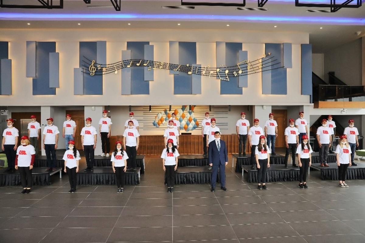 Fadıloğlu İstiklal Marşı&rsquo;nı &ccedil;ocuklar i&ccedil;in okudu