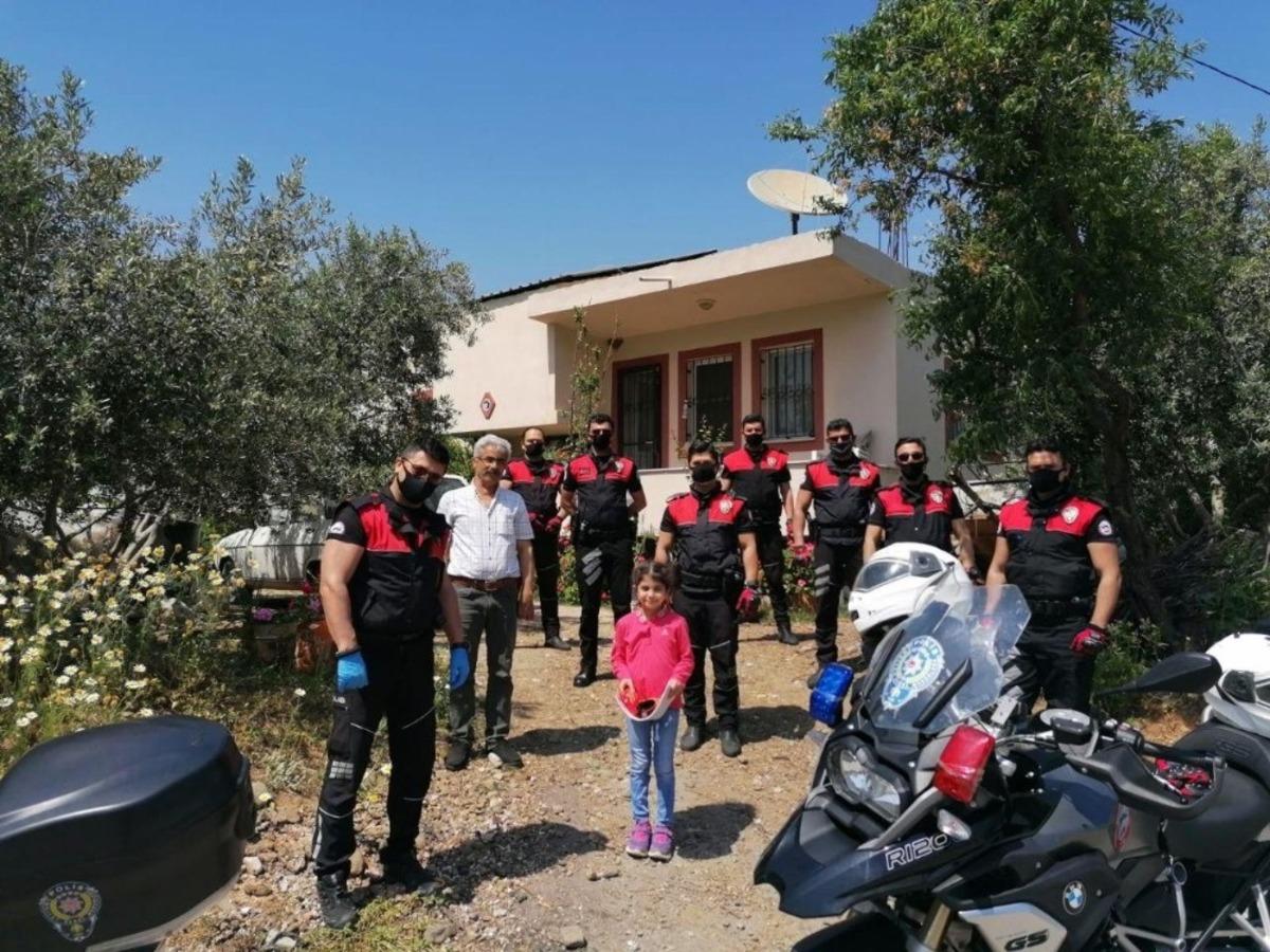 Polis motosikletini şemsiye ile koruyan Eyl&uuml;l&rsquo;e s&uuml;rpriz ziyaret