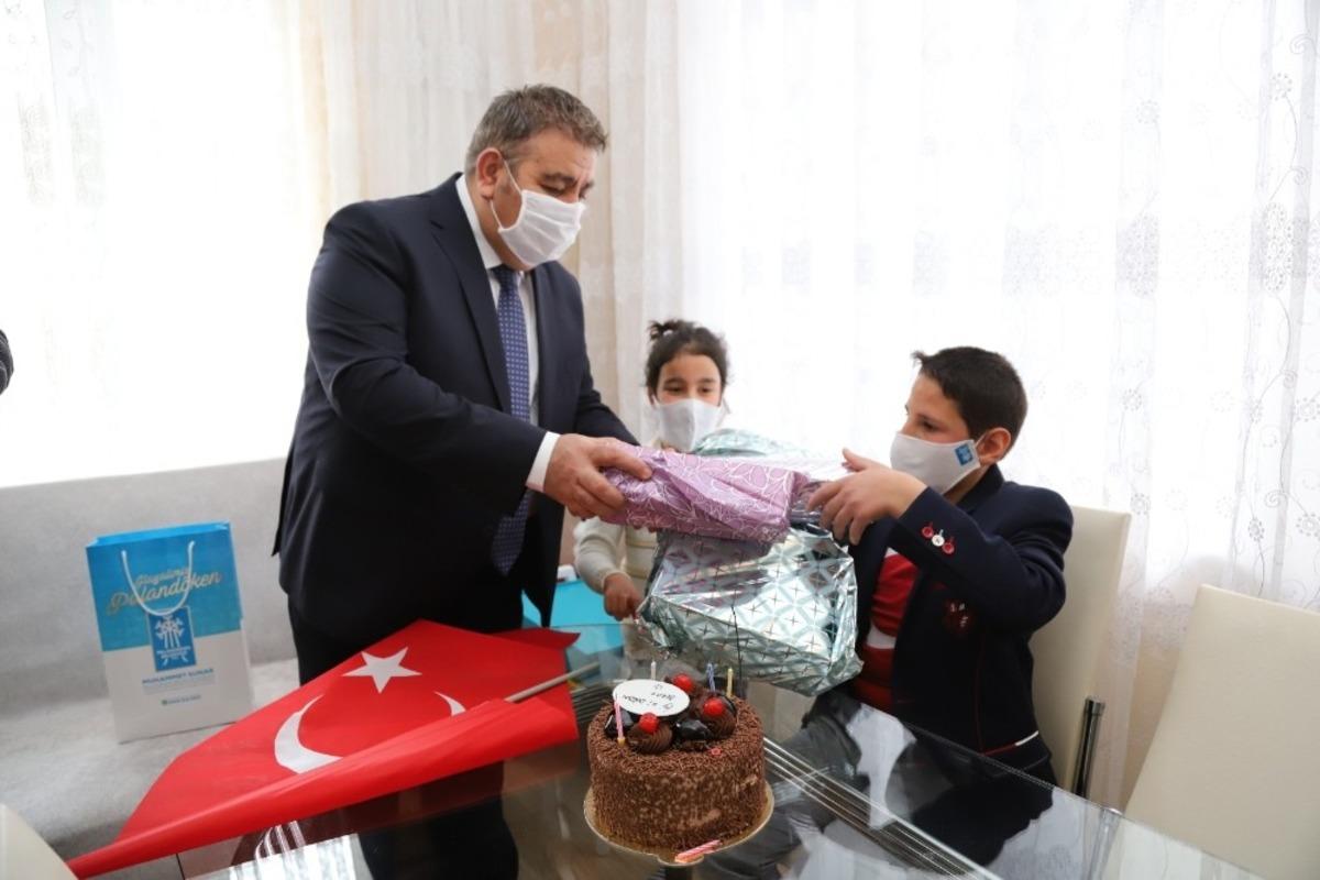 Sunar, Paland&ouml;kenli &ccedil;ocukların 23Nisan coşkusunu paylaştı