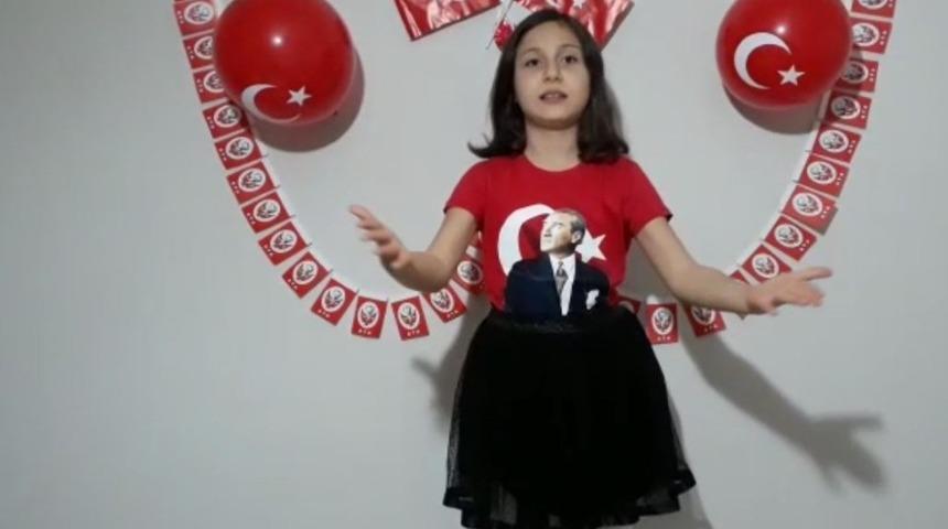 Minik Azra&rsquo;dan anlamlı şiir