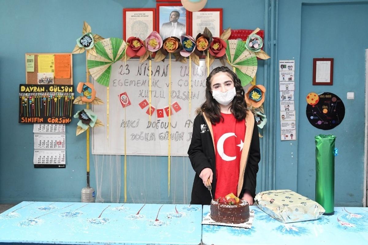 &Ccedil;atak&rsquo;ta 23 Nisan&rsquo;da doğan &ouml;ğrenciye doğum g&uuml;n&uuml; s&uuml;rprizi
