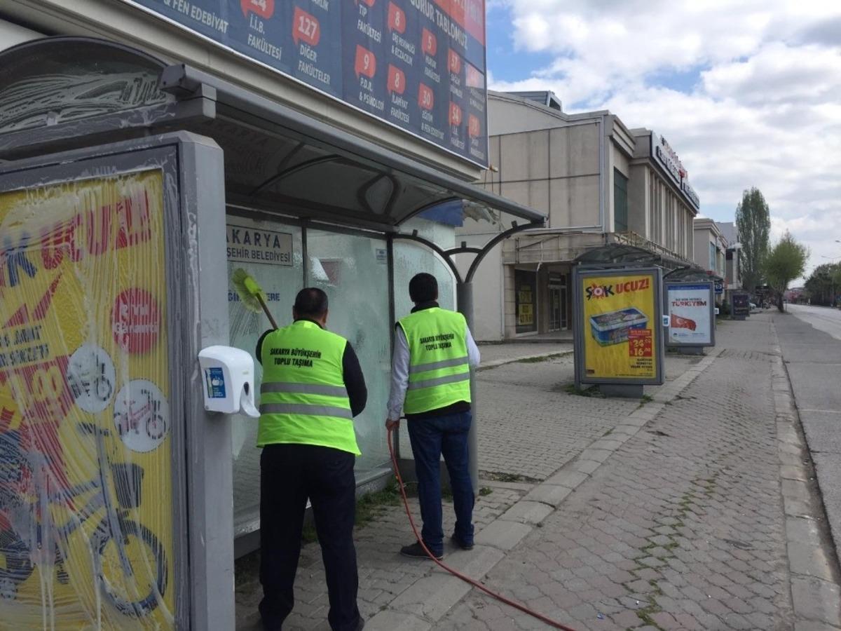 4 g&uuml;nl&uuml;k sokağa &ccedil;ıkma kısıtlamasında Sakarya&rsquo;da duraklar B&uuml;y&uuml;kşehir ile temizleniyor