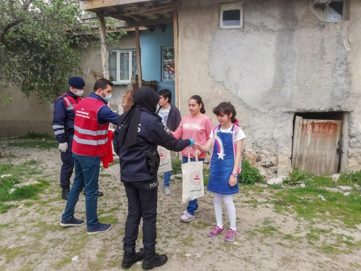 23 Nisan dolayısıyla &ccedil;ocuklara T&uuml;rk bayrağı ve oyuncak