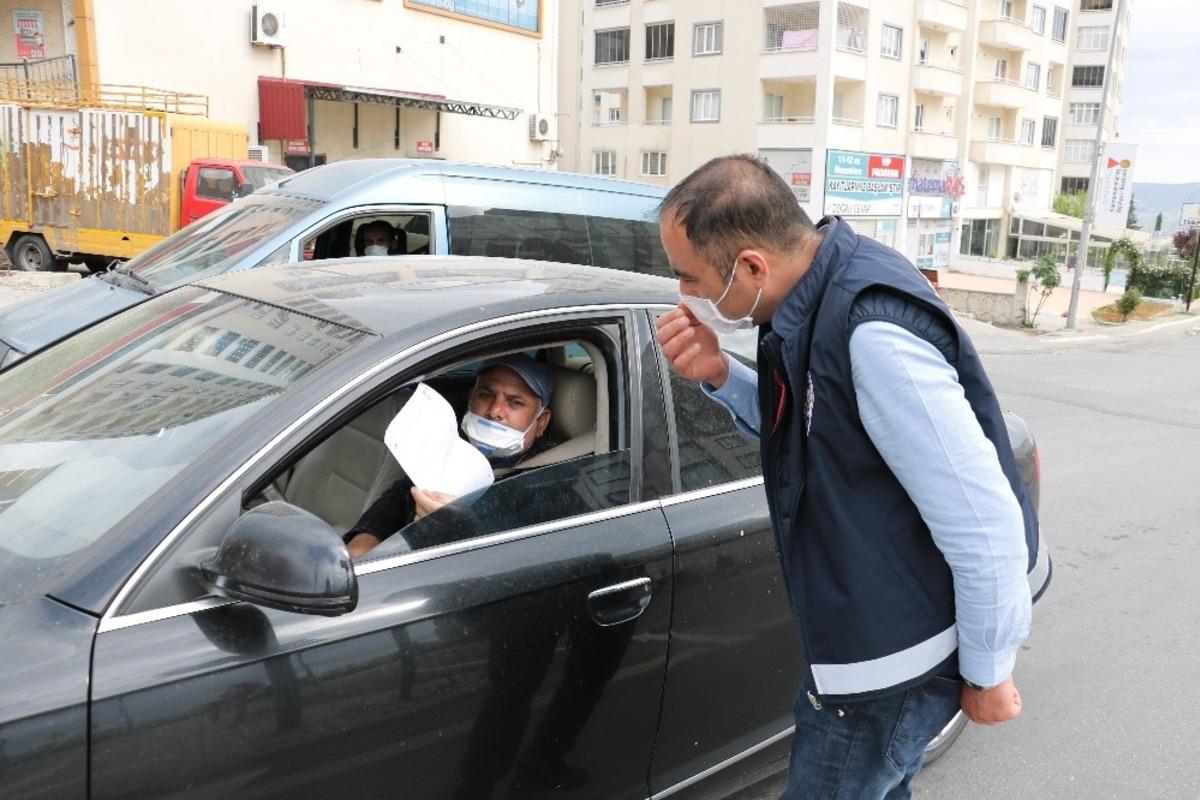 Polisten sokağa &ccedil;ıkma kısıtlaması denetimi