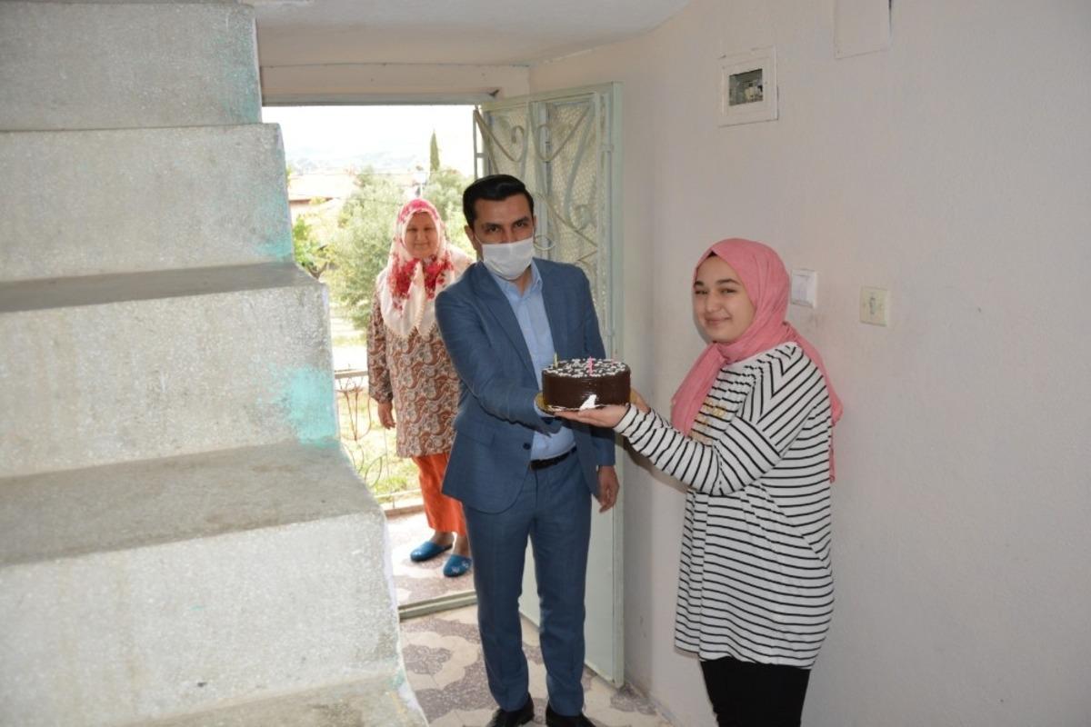 Selendi Kaymakamlığından 23 Nisan doğumlulara doğum g&uuml;n&uuml; kutlaması