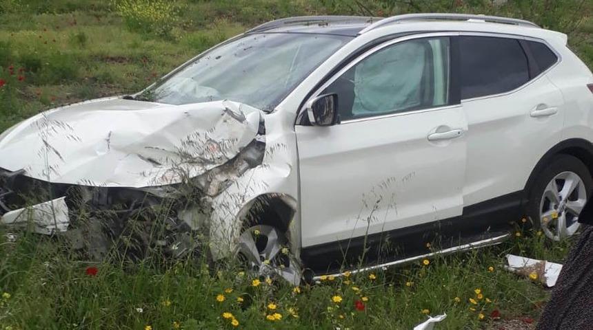 Manevra yapan trakt&ouml;re &ccedil;arpan otomobil s&uuml;r&uuml;c&uuml;s&uuml; yaralandı