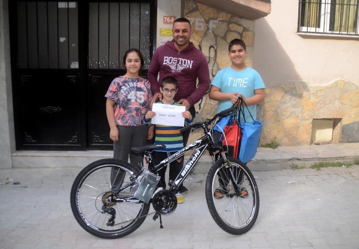 Kuşadalı &ccedil;ocuklara 23 Nisan s&uuml;rprizi