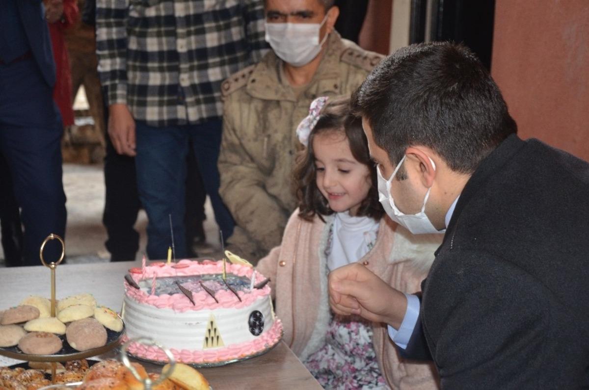 Beyt&uuml;şşebap Kaymakamı Pendik şehit ve gazi &ccedil;ocuklarını ziyaret etti