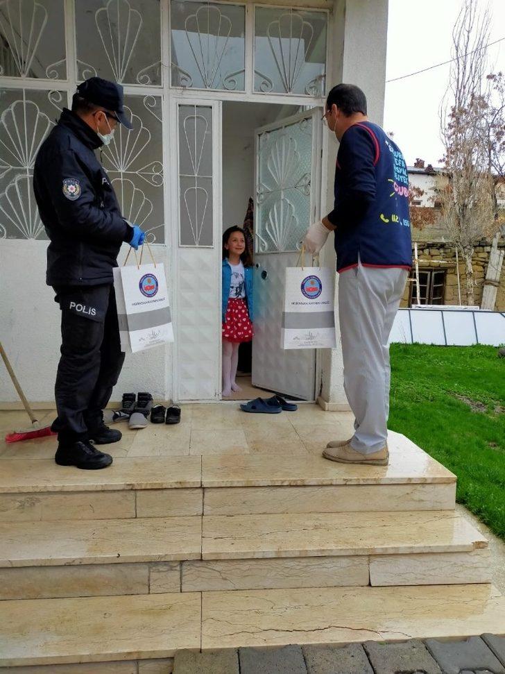 Horasan Kaymakamlığı Vefa Sosyal ekipleri 112 hattına düşen Oyuncak talebini geri çevirmedi G1