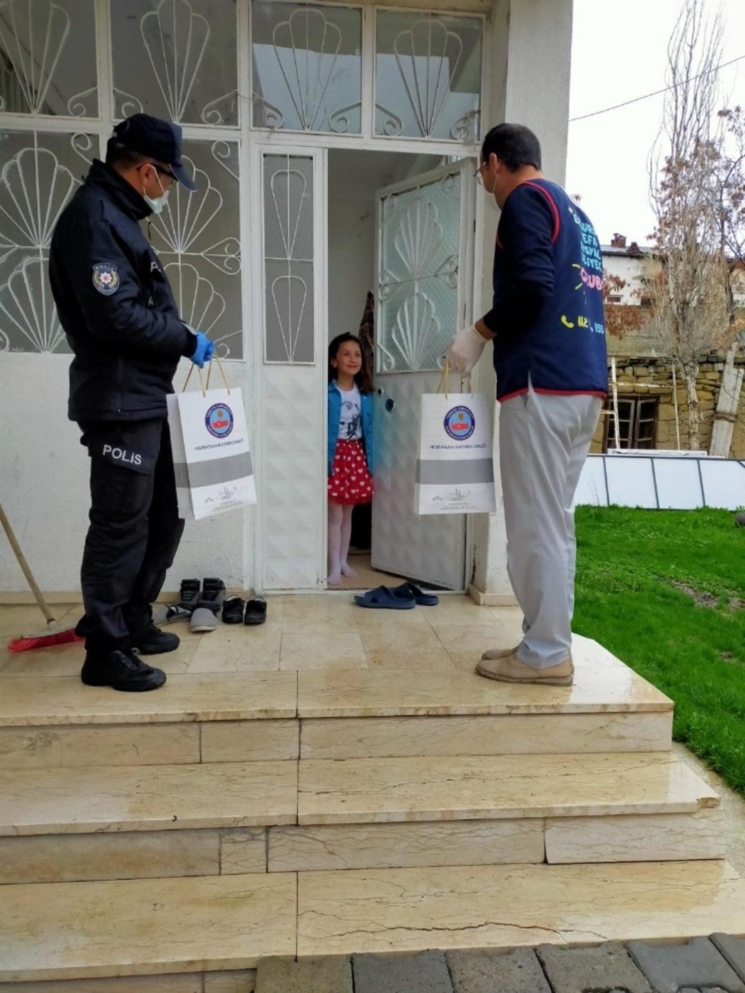 Horasan Kaymakamlığı Vefa Sosyal ekipleri 112 hattına d&uuml;şen Oyuncak talebini geri &ccedil;evirmedi