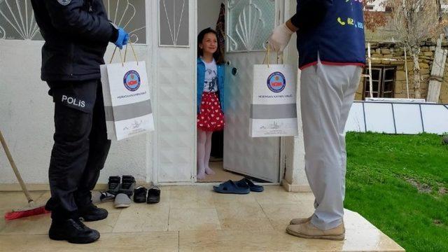 Horasan Kaymakamlığı Vefa Sosyal ekipleri 112 hattına düşen Oyuncak talebini geri çevirmedi