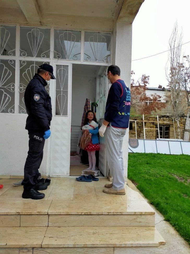 Horasan Kaymakamlığı Vefa Sosyal ekipleri 112 hattına düşen Oyuncak talebini geri çevirmedi G2