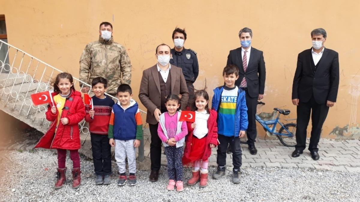 Kaymakam Can&rsquo;dan 23 Nisan&rsquo;da d&uuml;nyaya gelen &ccedil;ocuğa s&uuml;rpriz