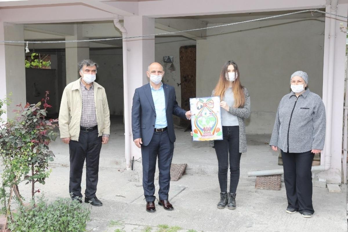 23 Nisan&rsquo;ı en g&uuml;zel resme aktaran K&ouml;rfezli &ouml;ğrenciler &ouml;d&uuml;llendirildi