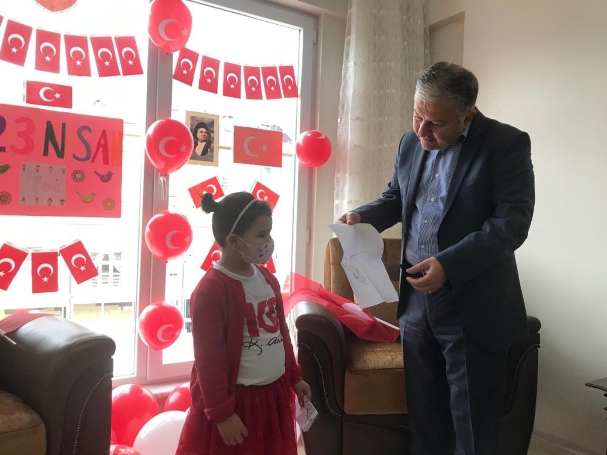 Kaymakam Duru 23 Nisan&rsquo;da yetim &ccedil;ocukları unutmadı