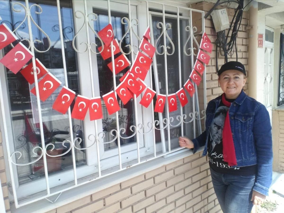 Muhtarlık binasını bayrakla s&uuml;sledi