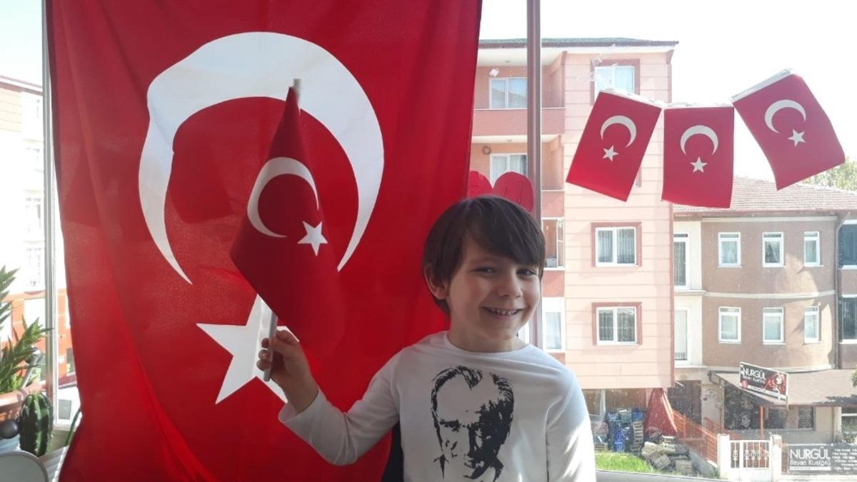 Minikler 23 Nisan evde kutladı