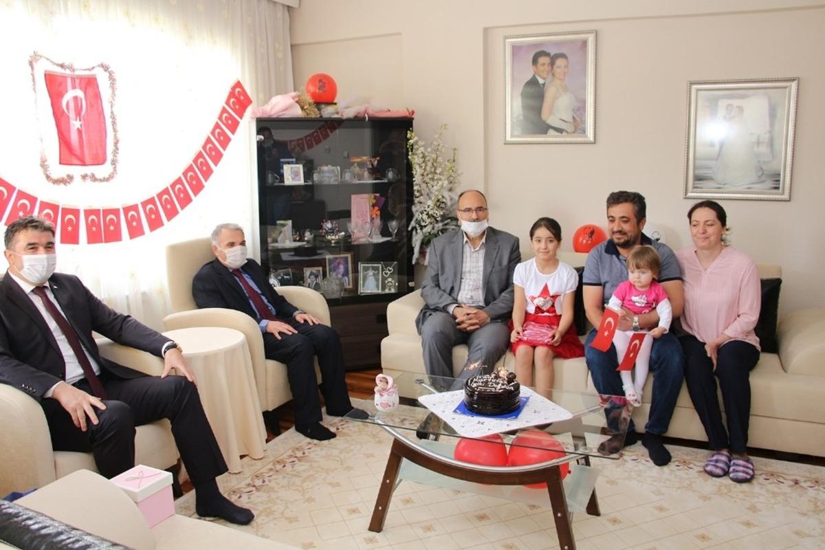 Kula&rsquo;da 23 Nisan doğumlu &ccedil;ocuklara s&uuml;rpriz kutlama