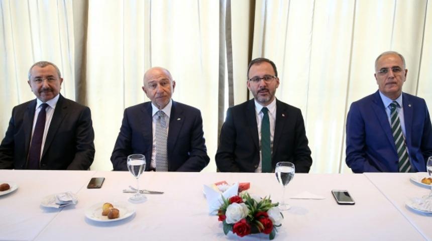 Bakan Kasapoğlu, TFF Başkanı &Ouml;zdemir ve alt liglerin kul&uuml;p başkanlarıyla g&ouml;r&uuml;şt&uuml;